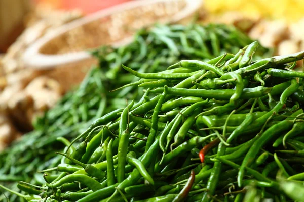 Grüne Paprica auf dem traditionellen Gemüsemarkt in Indien. — Stockfoto