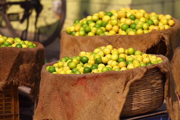 Лимоны на местном рынке Индии . — стоковое фото