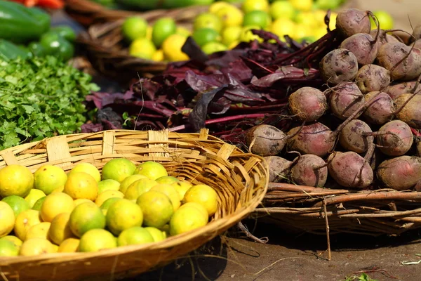 Различные овощи на овощном рынке. Индия — стоковое фото