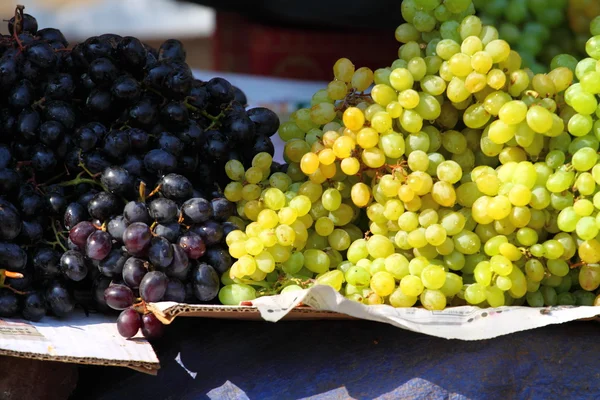 Diverse vruchten op plantaardige markt. India — Stockfoto
