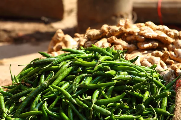 Gröna paprica i traditionella grönsaksmarknaden i Indien. — Stockfoto