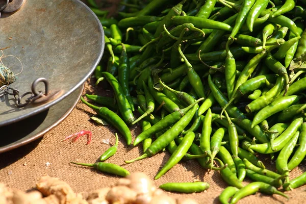Gröna paprica i traditionella grönsaksmarknaden i Indien. — Stockfoto