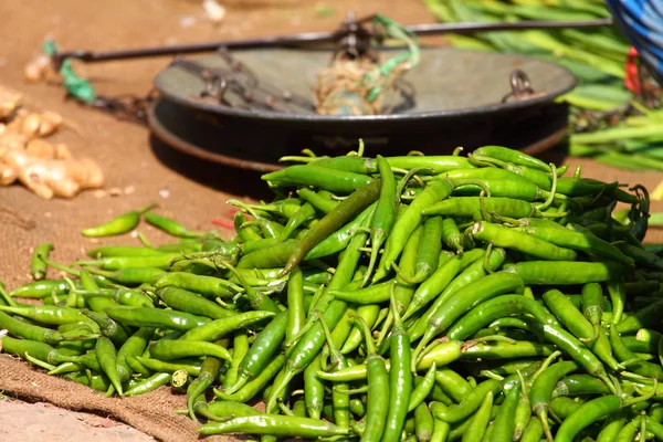 Zöld paprica hagyományos növényi piacon Indiában. — Stock Fotó
