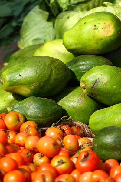Διάφορα φρούτα στην αγορά οπωροκηπευτικών. Ινδία — Φωτογραφία Αρχείου