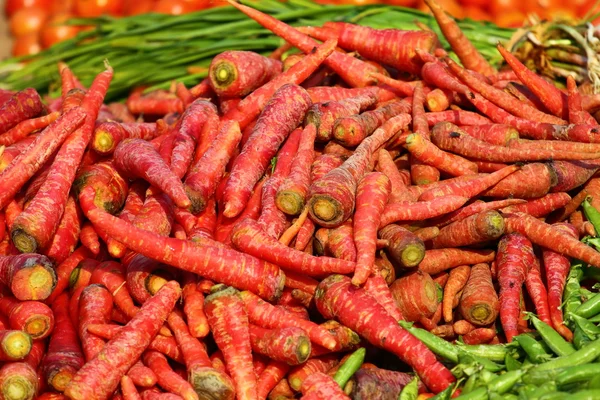 ผักหลากหลายชนิดในตลาดผัก อินเดีย — ภาพถ่ายสต็อก