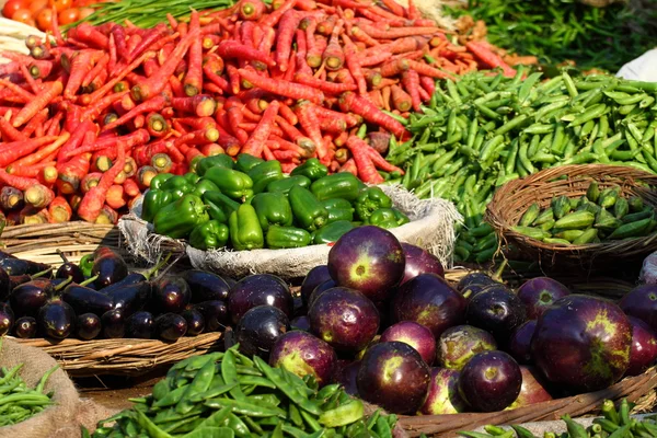 Divers légumes au marché aux légumes. Inde — Photo