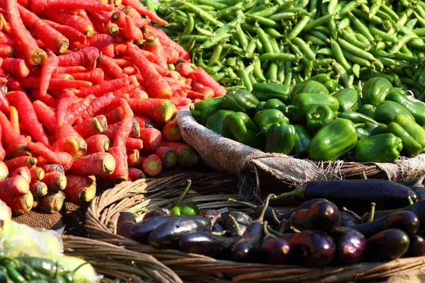 Paprica verde en el mercado tradicional de verduras en la India . — Foto de Stock
