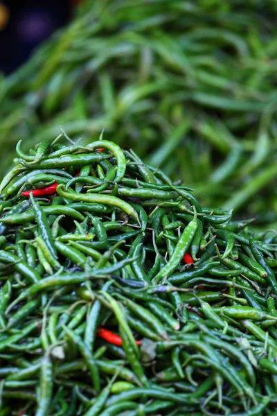 Zelený paprica v tradiční zeleninový trh v Indii. — Stock fotografie