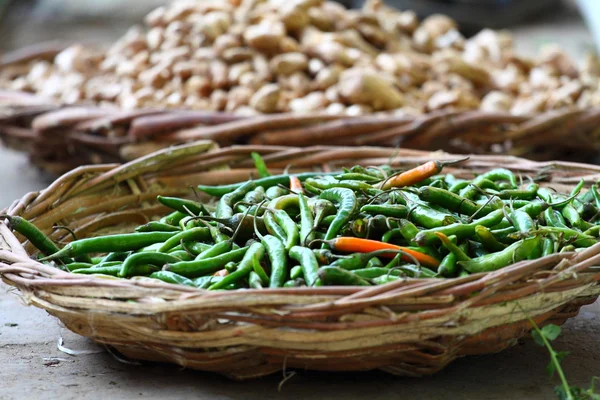 在印度传统蔬菜市场绿色青椒. — 图库照片