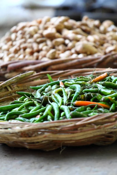 Green paprica in traditional vegetable market in India. — Stock Photo, Image