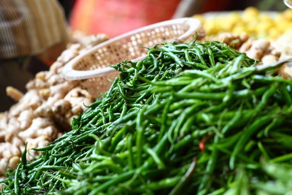 Зелений перець у традиційному овочевому ринку в Індії. — стокове фото