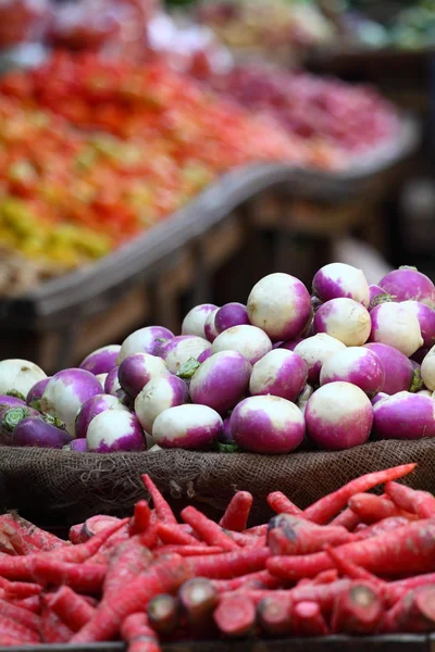 在蔬菜市场上的各种蔬菜。印度 — 图库照片