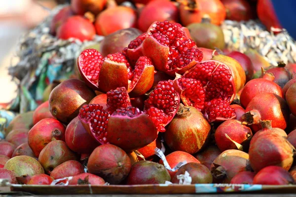 Pomegranate fruit at Delhi morning market. — Stock Photo, Image