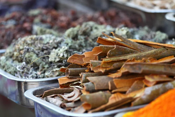 Hagyományos fűszerek-piaci Indiában. — Stock Fotó