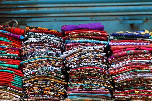 Multi-colors scarfs on the market — Stock Photo, Image