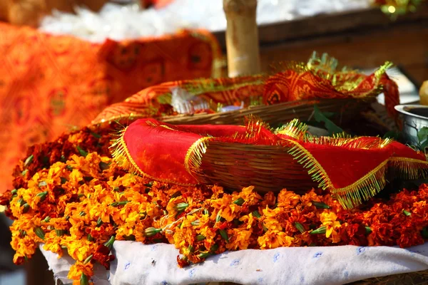 Цветочная аранжировка праздника Холи и религиозных подношений в Индии . — стоковое фото
