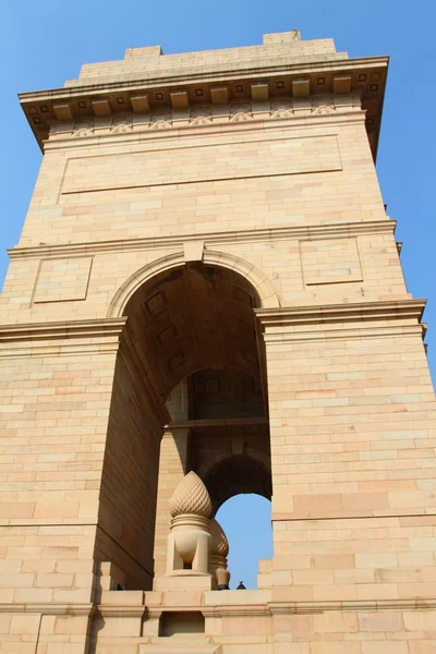 Dramatyczne kąt widzenia pomnik brama Indii w new delhi, Indie. — Zdjęcie stockowe