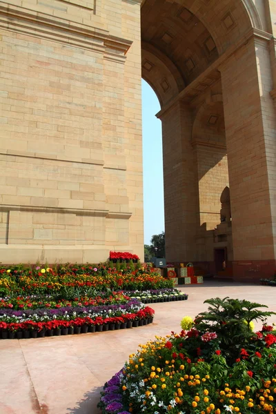 Dramatische Winkelaufnahme des indischen Tordenkmals in Neu Delhi, Indien. — Stockfoto