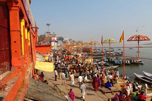 Die heilige Stadt Varanasi und die heiligen Flussgange. — Stockfoto