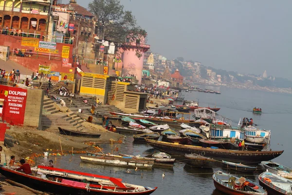 Svaté město varanasi a posvátné řeky Ganga. — Stock fotografie