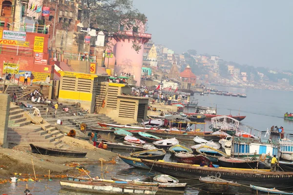 Die heilige Stadt Varanasi und die heiligen Flussgange. — Stockfoto