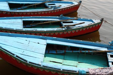 Ganj Nehri, varanasi, Hindistan'ın kahverengi suların üzerinde renkli tekneler