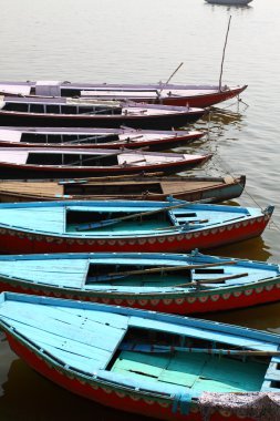 Ganj Nehri, varanasi, Hindistan'ın kahverengi suların üzerinde renkli tekneler