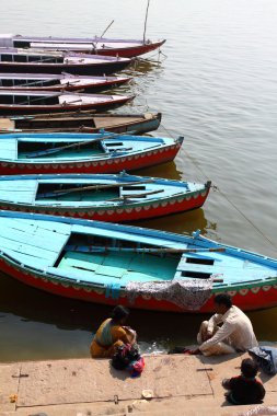 Ganj Nehri, varanasi, Hindistan'ın kahverengi suların üzerinde renkli tekneler