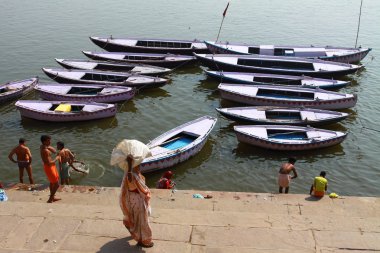 Ganj Nehri, varanasi, Hindistan'ın kahverengi suların üzerinde renkli tekneler