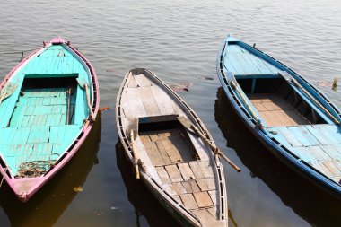 Ganj Nehri, varanasi, Hindistan'ın kahverengi suların üzerinde renkli tekneler