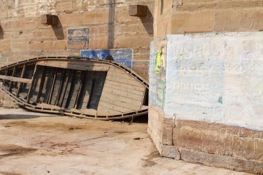 Ganj Nehri, varanasi, Hindistan'ın kahverengi suların üzerinde renkli tekneler