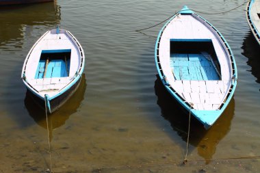 Ganj Nehri, varanasi, Hindistan'ın kahverengi suların üzerinde renkli tekneler