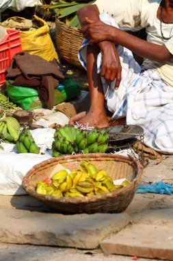 çeşitli meyve sebze pazarı. Hindistan