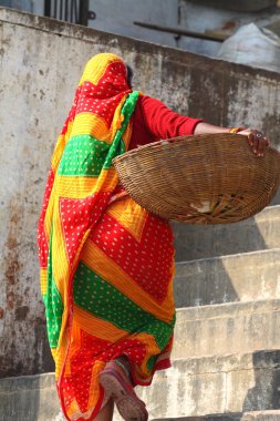 varanasi, uttar pradesh, Hindistan Ulusal giysileri içinde Hintli kadın.