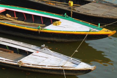 Ganj Nehri, varanasi, Hindistan'ın kahverengi suların üzerinde renkli tekneler