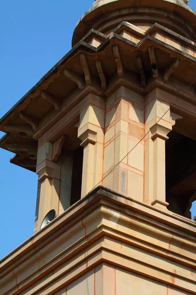 Hermosas torres del moderno templo Mulagandhakuti Vihara, sarnath —  Fotos de Stock