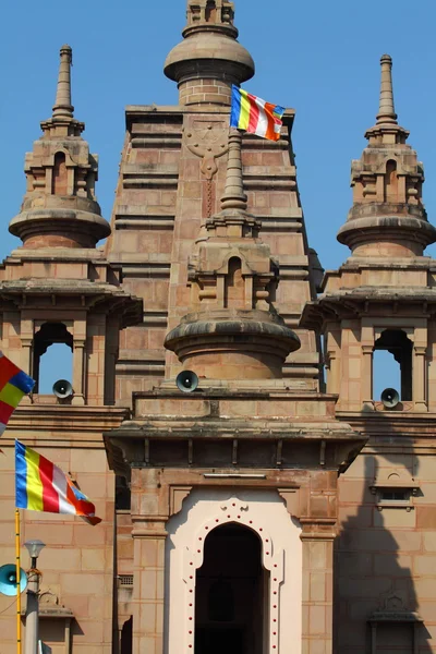 Piękne wieże nowoczesnej świątyni Mulagandhakuti Vihara, sarnath — Zdjęcie stockowe