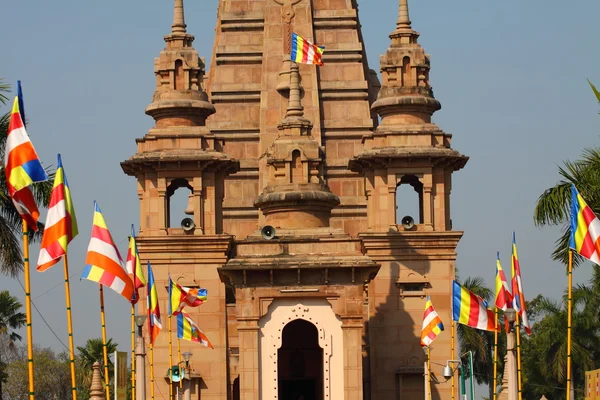 Indah menara modern Mulagandhakuti Vihara kuil, sarnath — Stok Foto