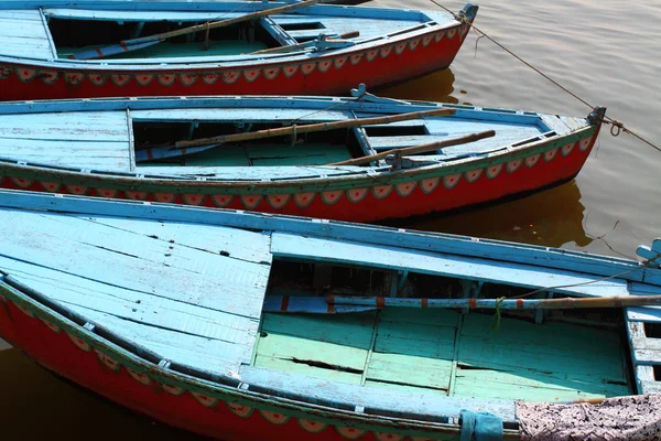 Barevné lodě na hnědé vody ganges river, varanasi, Indie — Stock fotografie