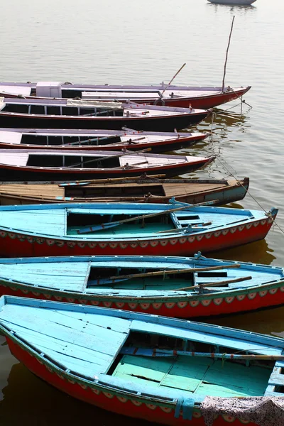 Barcos coloridos en aguas marrones del río Ganges, Varanasi, India — Foto de Stock