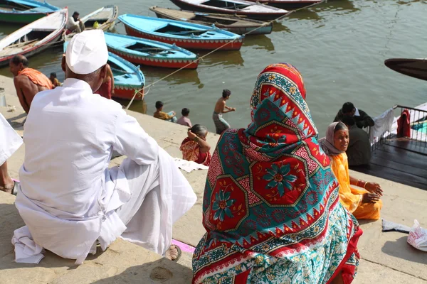 Femmes indiennes en vêtements nationaux à Varanasi, Uttar Pradesh, Inde . — Photo