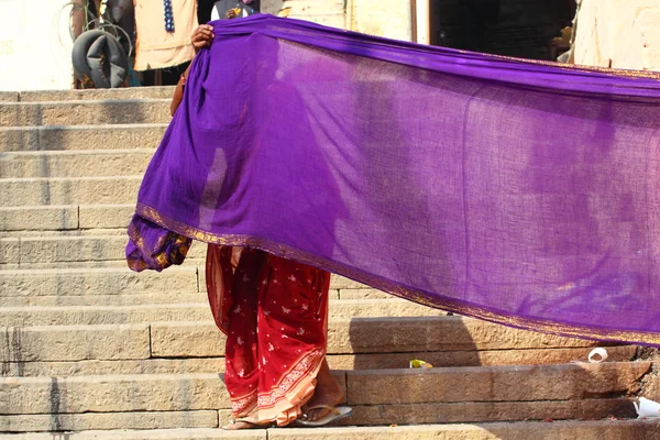 Mulheres indianas em roupas nacionais em Varanasi, Uttar Pradesh, Índia . — Fotografia de Stock