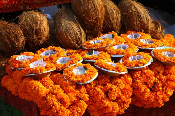 Virágos elrendezésének a holi fesztivál és a vallásos felajánlásokkal Indiában. — Stock Fotó