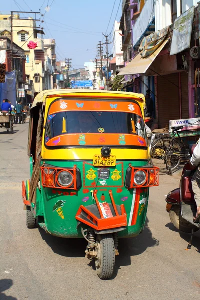 Tuk tuk auto rikshaw i varanasi. — Stockfoto