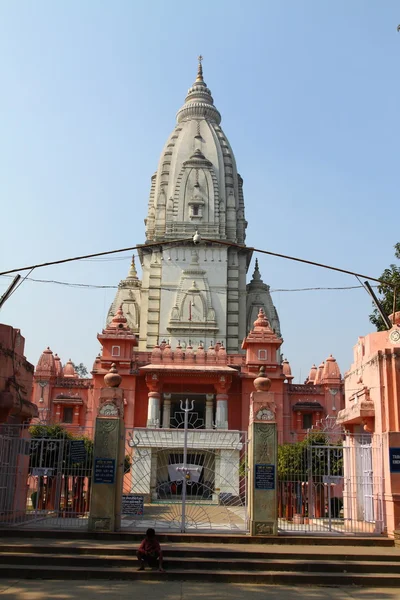 Красивые башни современного храма Мулагандхакути Вихара, сарнатх — стоковое фото
