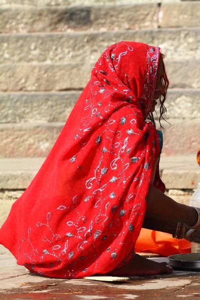 Mujeres indias vestidas con ropa nacional en Varanasi, Uttar Pradesh, India . —  Fotos de Stock