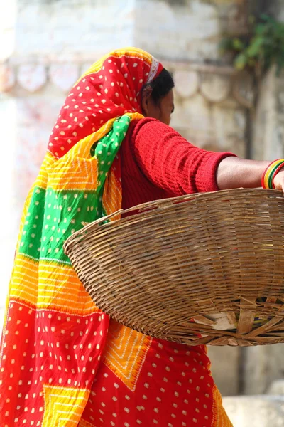 ベナレス、ウッタルプラデーシュ州、インドの国民の服でインドの女性. — ストック写真