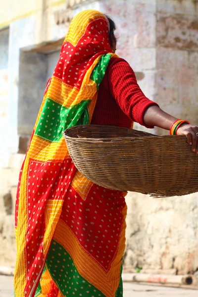Varanasi, uttar pradesh, Hindistan Ulusal giysileri içinde Hintli kadın. — Stok fotoğraf