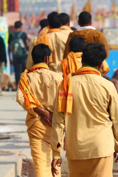 Индийские мужчины в Варанаси, Уттар-Прадеш, Индия . — стоковое фото