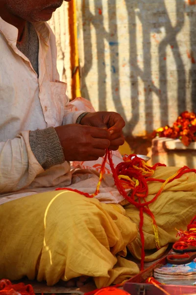 Homens indianos em Varanasi, Uttar Pradesh, Índia . — Fotografia de Stock